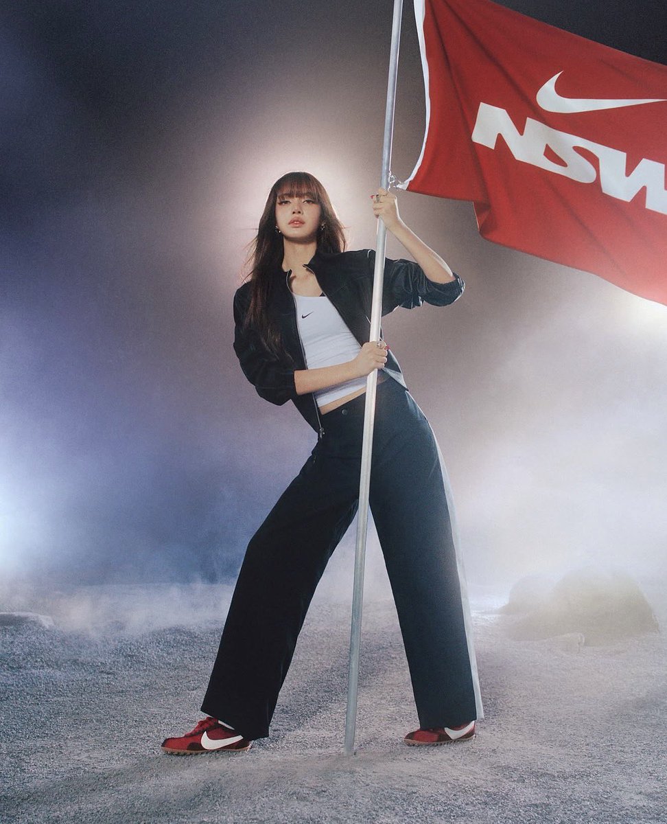 PortalLalisa's tweet photo. E A LENDA REALMENTE CHEGOU! LISA para @Nike https://t.co/OJKTjeWax0