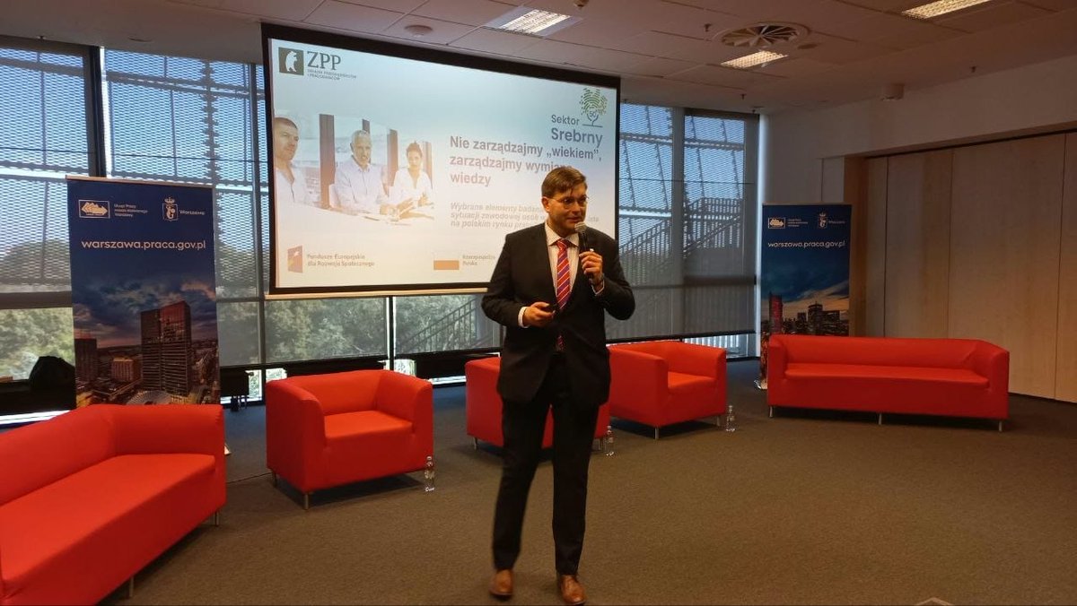 ZPPnetpl's tweet photo. Projekt „Sektor Srebrny. Potencjał dla rynku pracy” trafia do kolejnych odbiorców! 👥

Za nami wydarzenia w Kielcach i Warszawie, podczas których nasi eksperci – Michał Błaszczak i Jarosław Stawarz – dzielili się wnioskami z przeprowadzonych badań i konsultacji oraz rozmawiali o sytuacji osób 50+ na rynku pracy.

📍 Dziś i jutro jesteśmy w Gdańsku!

30.09–1.10 uczestniczymy w Targach Pracy 45+ „Praca bez metryki”, gdzie kontynuujemy rozmowę o wyzwaniach współczesnego rynku pracy oraz rozwiązaniach, które mogą wspierać aktywność zawodową osób 50+.

To ważny etap projektu – zależy nam, aby wiedza i rekomendacje wypracowane w jego ramach nie pozostały wyłącznie na papierze, ale trafiały do pracodawców, ekspertów i instytucji, które mogą wykorzystać je w praktyce.

Za nami:
📌 „Partner dla biznesu 2026. Inwestuj w kompetencje swojej kadry” – 18.09, Kielce
📌 Śniadanie Biznesowe Świętokrzyskiego ZPP – 23.09, Kielce
📌 Targi Pracy i Przedsiębiorczości 2026 – 29.09, Warszawa

🤝 Upowszechnianie wyników to także dialog – dlatego cieszymy się, że możemy dzielić się wypracowaną wiedzą, poznawać opinie uczestników i wspólnie rozmawiać o możliwościach wykorzystania rekomendacji w praktyce.

#FERS #FunduszeUE #SektorSrebrny #ZPP
