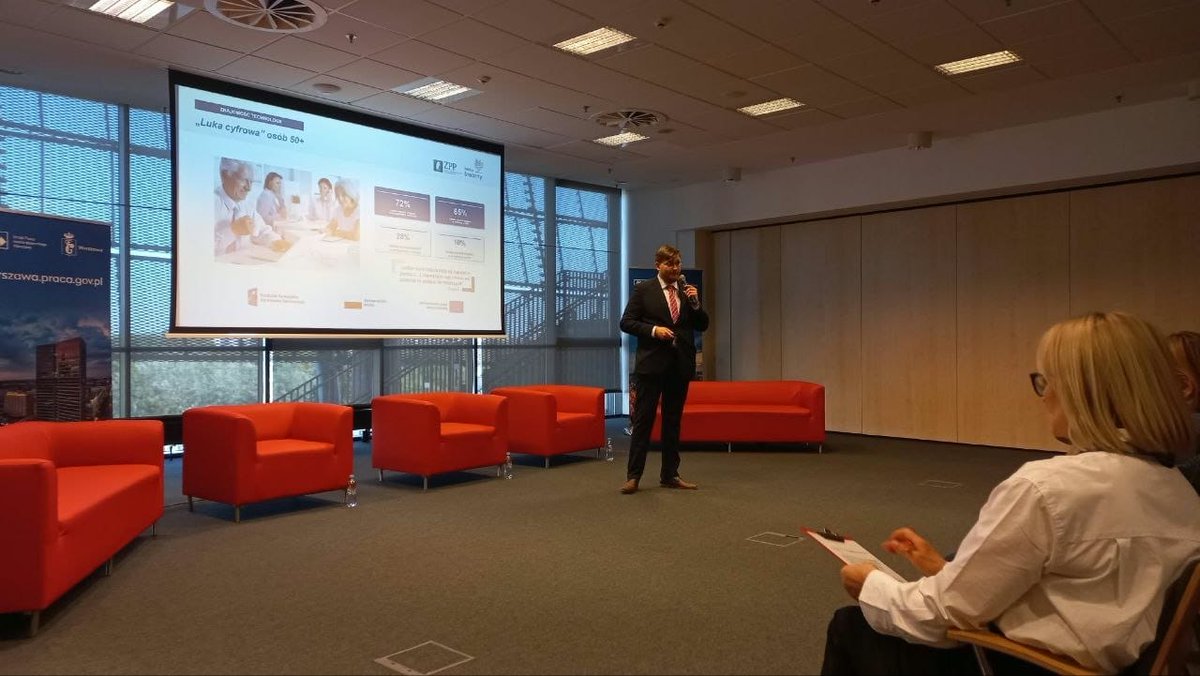 ZPPnetpl's tweet photo. Projekt „Sektor Srebrny. Potencjał dla rynku pracy” trafia do kolejnych odbiorców! 👥

Za nami wydarzenia w Kielcach i Warszawie, podczas których nasi eksperci – Michał Błaszczak i Jarosław Stawarz – dzielili się wnioskami z przeprowadzonych badań i konsultacji oraz rozmawiali o sytuacji osób 50+ na rynku pracy.

📍 Dziś i jutro jesteśmy w Gdańsku!

30.09–1.10 uczestniczymy w Targach Pracy 45+ „Praca bez metryki”, gdzie kontynuujemy rozmowę o wyzwaniach współczesnego rynku pracy oraz rozwiązaniach, które mogą wspierać aktywność zawodową osób 50+.

To ważny etap projektu – zależy nam, aby wiedza i rekomendacje wypracowane w jego ramach nie pozostały wyłącznie na papierze, ale trafiały do pracodawców, ekspertów i instytucji, które mogą wykorzystać je w praktyce.

Za nami:
📌 „Partner dla biznesu 2026. Inwestuj w kompetencje swojej kadry” – 18.09, Kielce
📌 Śniadanie Biznesowe Świętokrzyskiego ZPP – 23.09, Kielce
📌 Targi Pracy i Przedsiębiorczości 2026 – 29.09, Warszawa

🤝 Upowszechnianie wyników to także dialog – dlatego cieszymy się, że możemy dzielić się wypracowaną wiedzą, poznawać opinie uczestników i wspólnie rozmawiać o możliwościach wykorzystania rekomendacji w praktyce.

#FERS #FunduszeUE #SektorSrebrny #ZPP