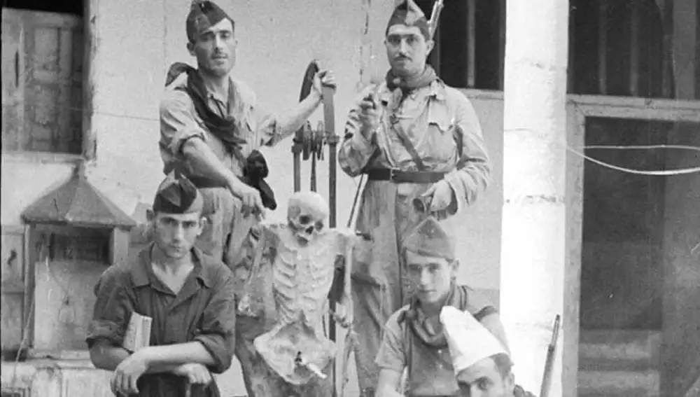 bernaabee_'s tweet photo. Algún día habrá que dejar de blanquear a quienes exhiben la tricolor como si no representara una de las épocas más oscuras de España

España no olvida. Sabemos lo que ocurrió con quienes no renegaron de su catolicismo ni de sus ideas

La memoria también debe ser para ellos https://t.co/Q1FAe0euk5