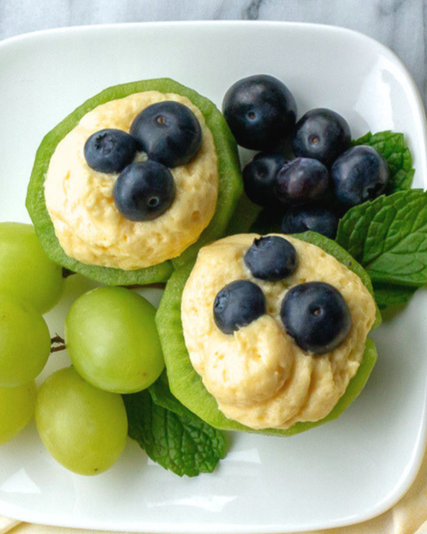 FruitsfromChile's tweet photo. These Kiwifruit Vanilla Mousse Cups combine creamy vanilla mousse with fresh Chilean kiwifruit purée and are served inside hollowed-out kiwifruit for a fun, elegant presentation.
🥝 Get the recipe: https://t.co/LIJ6YuWcCq

#Kiwifruit #kiwi #kiwirecipes #healthydessert https://t.co/HSKd9v03Co