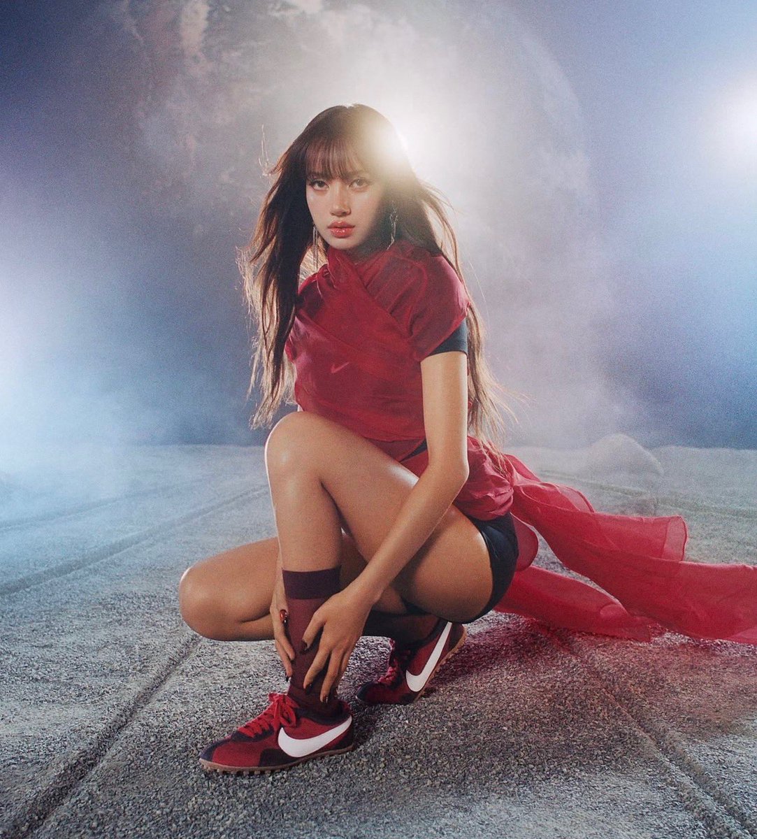 PortalLalisa's tweet photo. E A LENDA REALMENTE CHEGOU! LISA para @Nike https://t.co/OJKTjeWax0