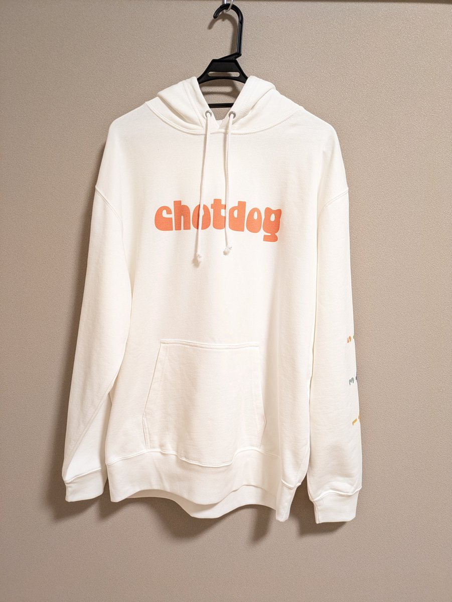chotdog_prod's tweet photo. 🔔サークルのパーカーが届きました！
秋色のロゴが映えてとても可愛い🍂

​左腕は、HOPPEを試遊してくださる方に向けて「各種どんぐりの内訳」がパッとわかるカンペ仕様のデザインにしています！

スタッフ全員このパーカーを着て【両日-D10】でお待ちしています！🐿

#ゲームマーケット2026秋  #HOPPE https://t.co/UphtzBbhyL