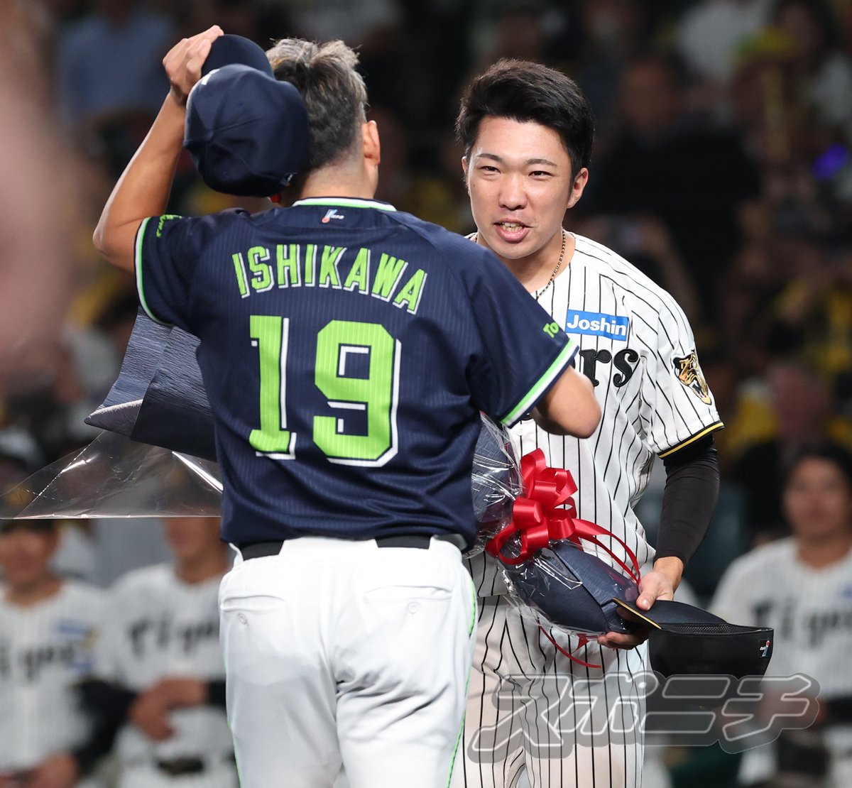 Sponichi_Tphoto's tweet photo. 現役を引退する秋田の大先輩 #石川雅規 投手に花束を手渡す #石井大智 投手 https://t.co/BK34lNUJyX