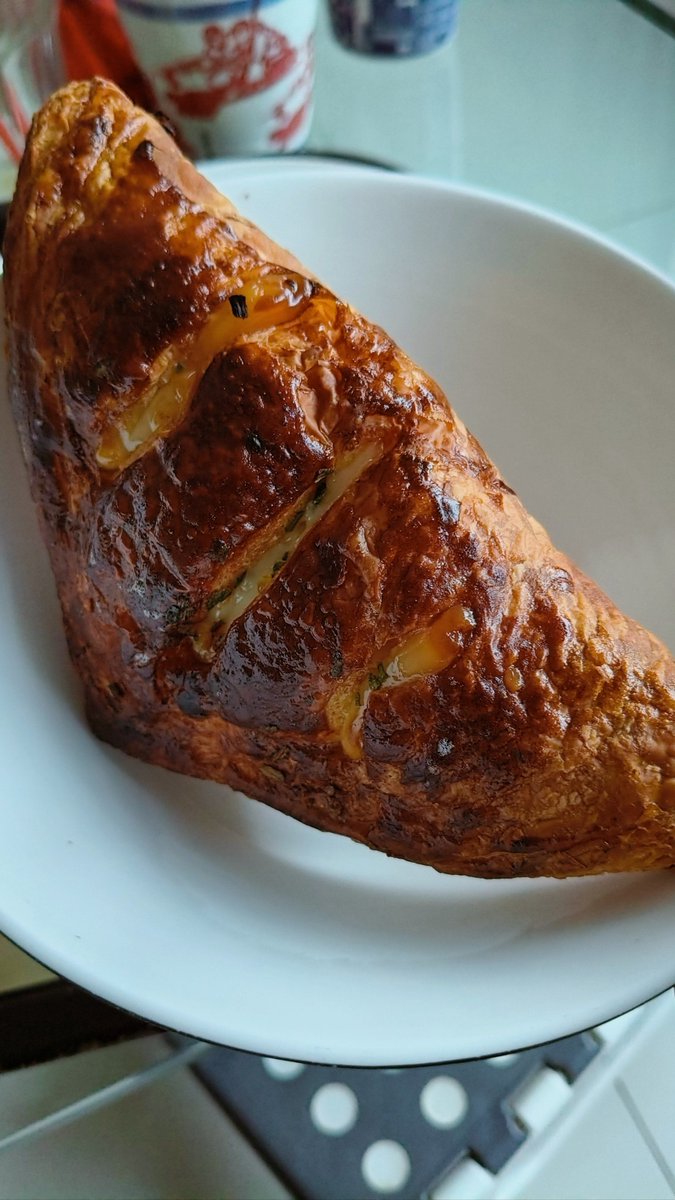 Brettrwg's tweet photo. Hoy horneé mis primeros croissants caseros: crujientes por fuera, suaves por dentro, y no salieron tan mal! ， https://t.co/IAG7Sw7pUV