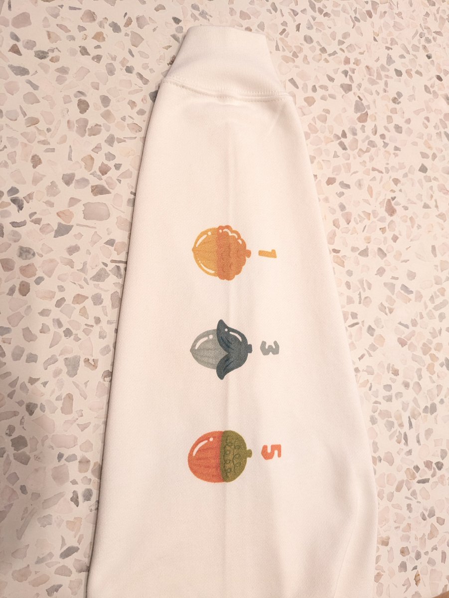 chotdog_prod's tweet photo. 🔔サークルのパーカーが届きました！
秋色のロゴが映えてとても可愛い🍂

​左腕は、HOPPEを試遊してくださる方に向けて「各種どんぐりの内訳」がパッとわかるカンペ仕様のデザインにしています！

スタッフ全員このパーカーを着て【両日-D10】でお待ちしています！🐿

#ゲームマーケット2026秋  #HOPPE https://t.co/UphtzBbhyL