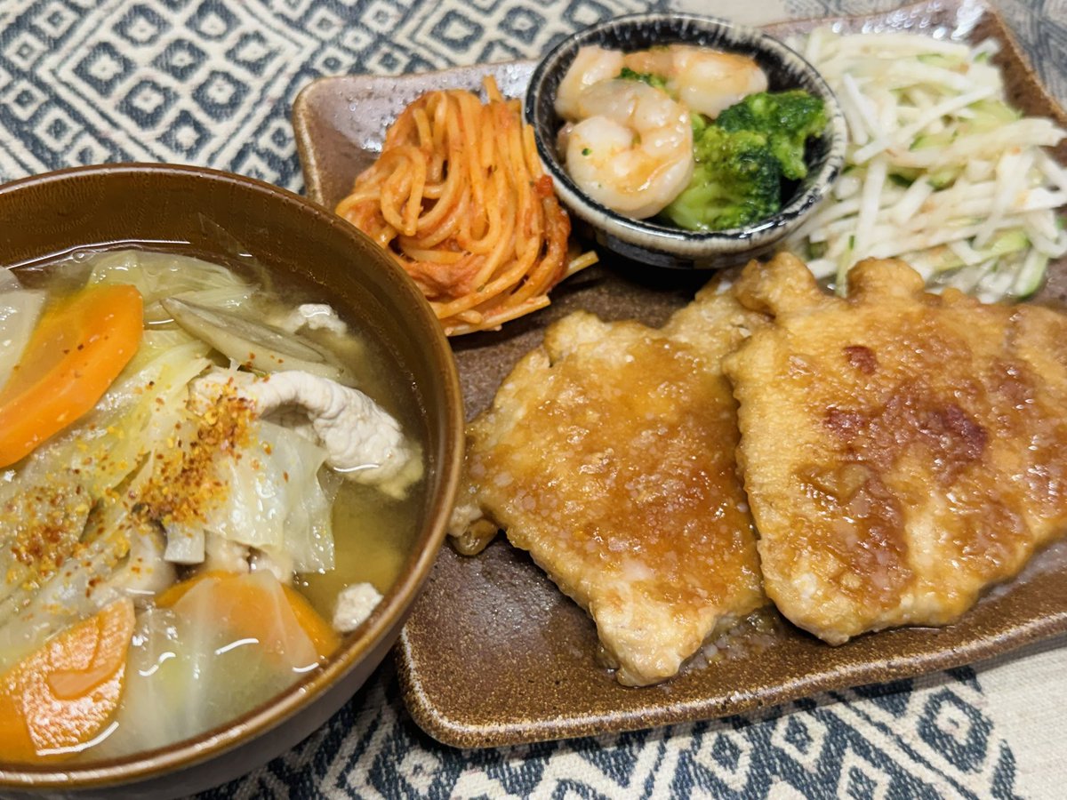 sabatoramama's tweet photo. 9/30(水) #おうちごはん #夜ごはん
豚ロースの生姜焼き
大根サラダ
エビとブロッコリーのとろっと炒め
ツナとトマトのパスタ
豚汁 https://t.co/FpBCBJdSwq