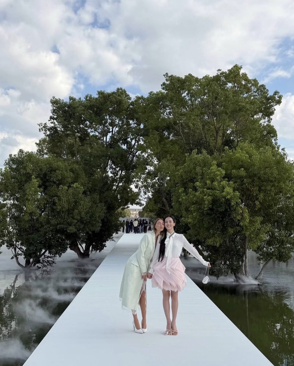 JisooBrasil's tweet photo. 📷 Atualização da Heloise (Filha da Mathilde Favier) no Instagram com a JISOO!

🔗 https://t.co/73CuNUSYEO

#JISOO #지수 #CLICK @officialBLISSOO https://t.co/XtA3dP7JSG