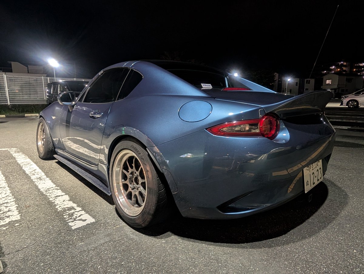 makegumi_GE8's tweet photo. 車汚いけどｽﾊﾟｰの駐車場にいい感じにライトアップされた💡

新デザインのS4RACING(青文字)をリアガラスに
すーさんありがとう

気づけば10年ですか
おっさんになるわけですわ

#終わりだ今日
#終わるのが今日だけだと思うな
#夢は26535R18の老害 
#S4RACING
#Straight4RACINGの略
#よく聞かれる https://t.co/JCuSsg1hCu