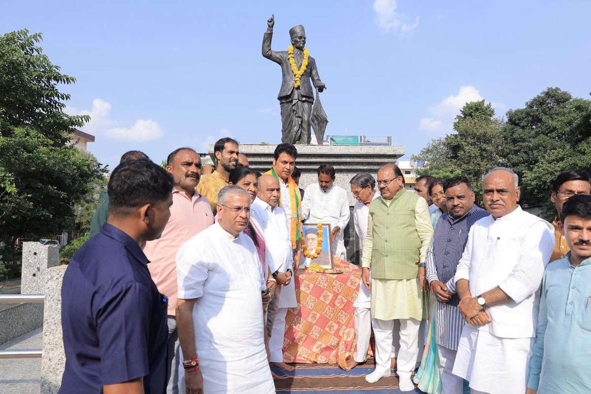BjpBiplab's tweet photo. भोपाल दक्षिण विधानसभा के बूथ क्रमांक 49 के बूथ अध्यक्ष श्री मुकेश गुप्ता जी के निवास पर जाना हुआ। इस दौरान उनके परिजनों से आत्मीय मुलाक़ात हुई।

इस अवसर पर महान क्रांतिकारी एवं राष्ट्रभक्त वीर विनायक दामोदर सावरकर जी की प्रतिमा पर पुष्प अर्पित कर उन्हें नमन किया। देश की स्वतंत्रता के लिए उनका संघर्ष, त्याग और राष्ट्र के प्रति समर्पण सदैव प्रेरणादायी रहेगा।