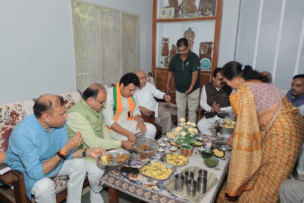 BjpBiplab's tweet photo. भोपाल दक्षिण विधानसभा के बूथ क्रमांक 49 के बूथ अध्यक्ष श्री मुकेश गुप्ता जी के निवास पर जाना हुआ। इस दौरान उनके परिजनों से आत्मीय मुलाक़ात हुई।

इस अवसर पर महान क्रांतिकारी एवं राष्ट्रभक्त वीर विनायक दामोदर सावरकर जी की प्रतिमा पर पुष्प अर्पित कर उन्हें नमन किया। देश की स्वतंत्रता के लिए उनका संघर्ष, त्याग और राष्ट्र के प्रति समर्पण सदैव प्रेरणादायी रहेगा।