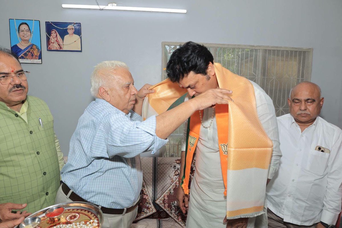 BjpBiplab's tweet photo. भोपाल दक्षिण विधानसभा के बूथ क्रमांक 49 के बूथ अध्यक्ष श्री मुकेश गुप्ता जी के निवास पर जाना हुआ। इस दौरान उनके परिजनों से आत्मीय मुलाक़ात हुई।

इस अवसर पर महान क्रांतिकारी एवं राष्ट्रभक्त वीर विनायक दामोदर सावरकर जी की प्रतिमा पर पुष्प अर्पित कर उन्हें नमन किया। देश की स्वतंत्रता के लिए उनका संघर्ष, त्याग और राष्ट्र के प्रति समर्पण सदैव प्रेरणादायी रहेगा।