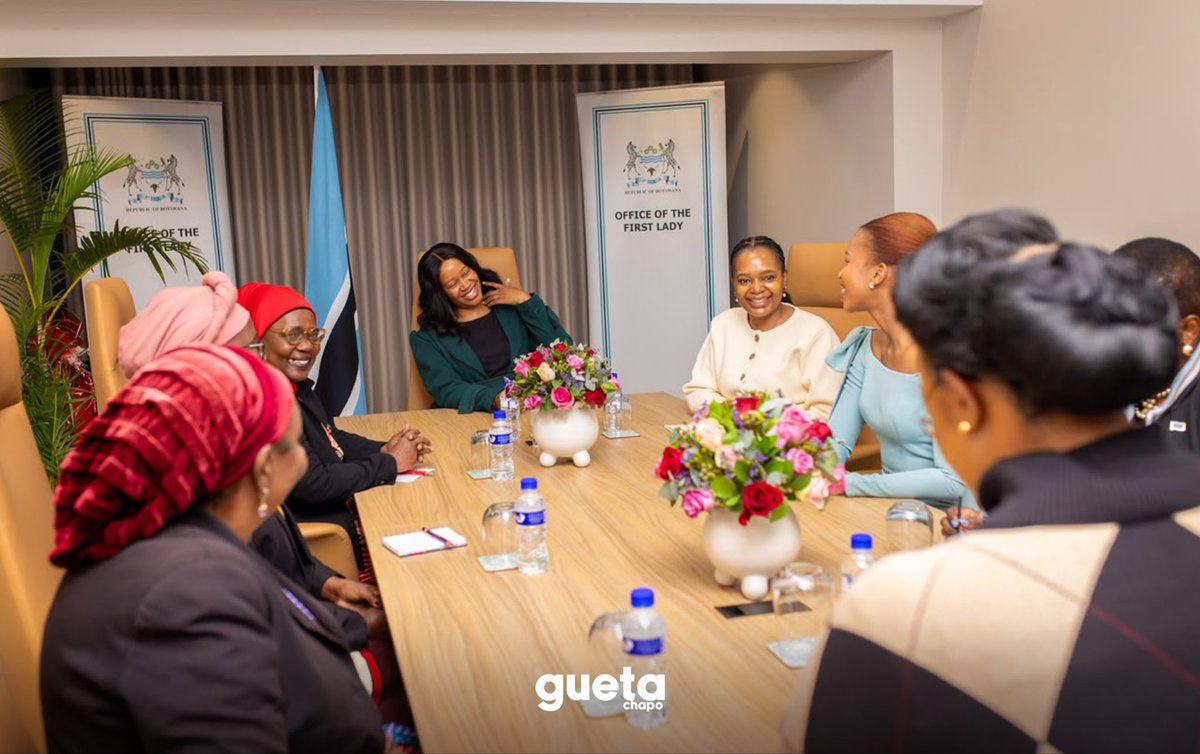 Guetachapo's tweet photo. Partilha e Cooperação 🇲🇿🇧🇼

Estivemos ontem no Gabinete da Primeira-Dama do Botswana, a nossa irmã Kaone Tumalano Boko, para um encontro de cortesia, durante o qual partilhámos experiências sobre os projectos que desenvolvemos nos nossos países.

#JuntosSomosMaisFortes https://t.co/oqwo7sRAEw