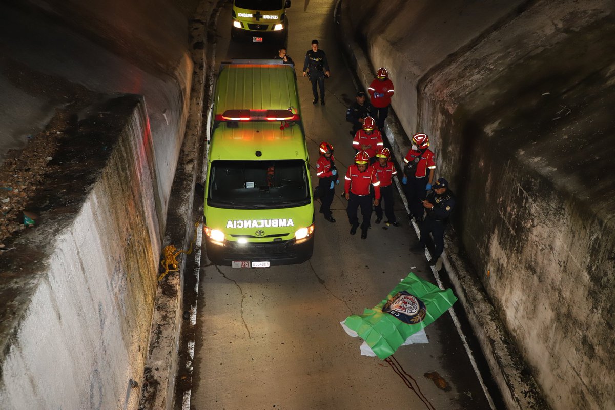 🚨🏍️ Motorista fallece en accidente en paso a desnivel de San Cristóbal Un hombre de aproximadamente 35 años falleció tras un accidente de tránsito registra…