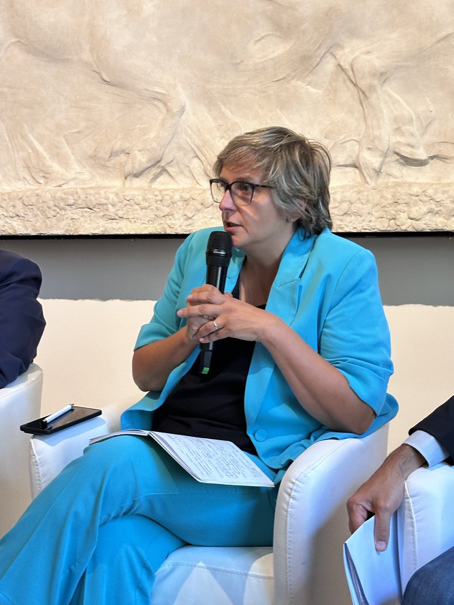 FemcaCISL's tweet photo. 🎉10 anni del Fondo #Fasiil. Una storia di prestazioni sanitarie, solidità e futuro. Un percorso fatto di crescita costante, ascolto dei bisogni e risposte concrete alle esigenze delle persone:
📈 Iscritti in crescita del 78% in 10 anni (+28% solo nell'ultimo triennio, superando quota 14.000)
👥 Familiari tutelati passati dal 5% all'11% della platea complessiva
🚺 Presenza femminile forte, che rappresenta il 56% degli iscritti
💶 Oltre 1 milione di euro in prestazioni erogate nel 2025
💡Fondamentale il ruolo delle parti istitutive, come ha sottolineato #GabriellaPessione: “I fondi sanitari e pensionistici contrattuali nascono da una visione lungimirante di sindacati e imprese. Oggi più che mai ne vediamo il valore: una "seconda gamba" fondamentale a tutela di lavoratrici e lavoratori. Perché questo modello funziona? Rappresentanza diretta e sinergia: Esiste una doppia catena di trasmissione tra lavoratori e fondo. Attraverso il CCNL non solo nascono i fondi, ma si definiscono le risorse e si calibrano gli interventi sulle reali esigenze del settore. Risposte a bisogni concreti: ascoltando i rischi del lavoro quotidiano (come i movimenti ripetitivi), abbiamo potenziato la copertura per le cure fisioterapiche a tutela delle patologie muscolo-scheletriche e, grazie alla forte presenza femminile, abbiamo introdotto tutele importanti contro la violenza di genere. Partecipazione attiva: I risultati migliori nascono quando le persone sono coinvolte da vicino, si sentono parte del cambiamento e vedono le proprie idee trasformarsi in soluzioni reali.
🤝Per il Presidente del fondo #MimmoSciore “La nostra priorità non è semplicemente inseguire la quantità delle prestazioni, ma garantirne la qualità e la sostenibilità economica nel tempo. Dai nuovi servizi di fisioterapia e diagnostica alla riorganizzazione dell'odontoiatria e della prevenzione, fino all'introduzione della App e della transizione paper free: ogni evoluzione nasce da un processo circolare di monitoraggio e adattamento. Fiore all’occhiello del Fondo è l’offerta delle prestazioni sanitarie anche durante la pensione”.
#WelfareContrattuale #SanitàIntegrativa #Previdenza #CCNL #Lavoro #Partecipazione