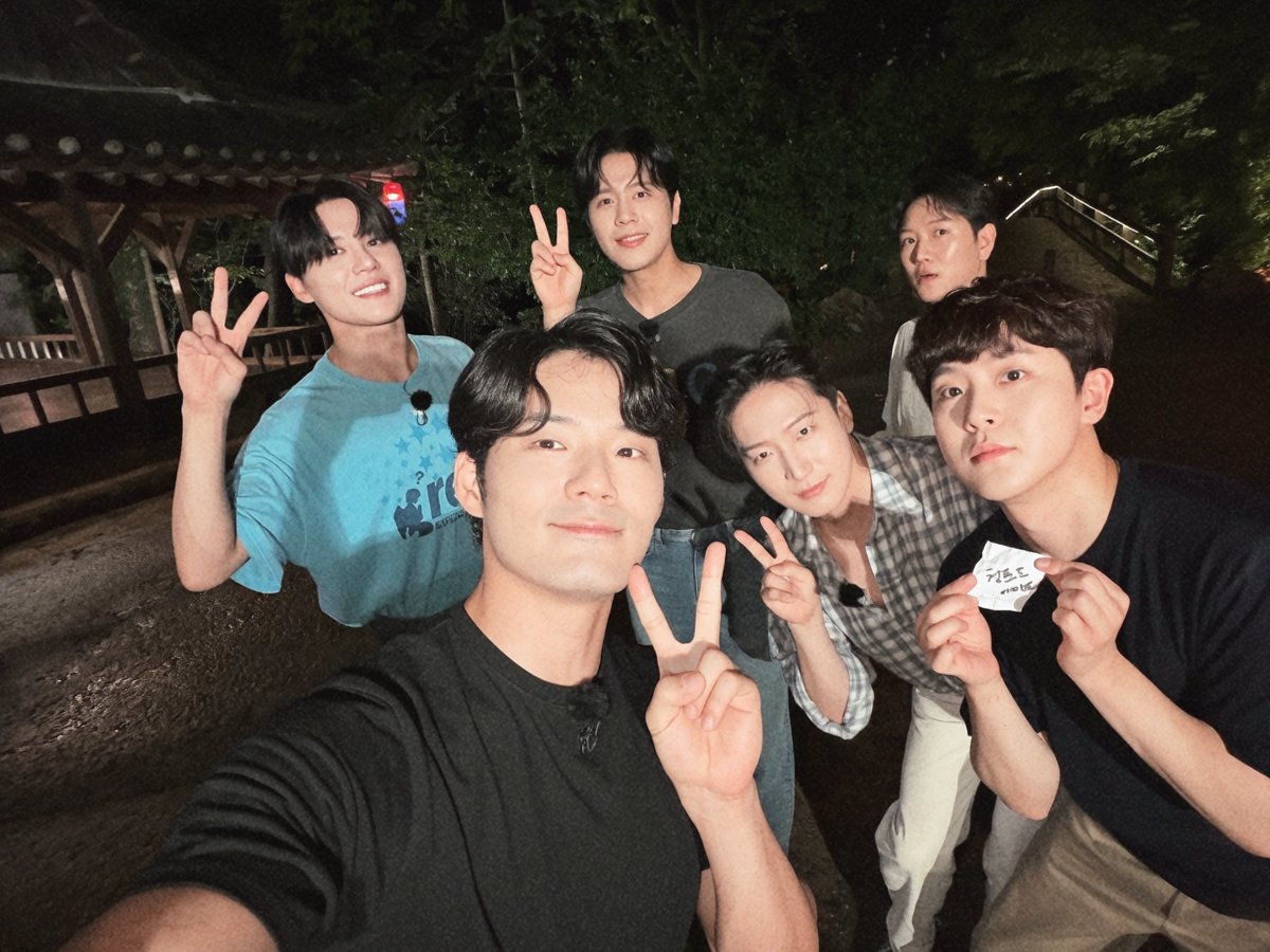 PALMTREE_IS's tweet photo. 드.디.어 팜트리 맨즈가 모였다
해맑은 이들의 미래는 과연…❗️👻

팜트리 맨즈 화이팅👊

🔗 https://t.co/cajcMOjWFE

#김준수 #손준호 #정원영
#진태화 #서경수 #임규형
#팜트리맨즈 #PALMTREEMANS https://t.co/Z0RC61E4cv