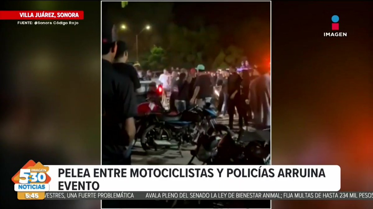 A Mexican news broadcast from 'Imagen Noticias' showing a nighttime scene in Villa Juárez, Sonora, with a headline reading 'PELEA ENTRE MOTOCICLISTAS Y POLICÍAS ARRUINA EVENTO' (Fight between motorcyclists and police ruins event).
