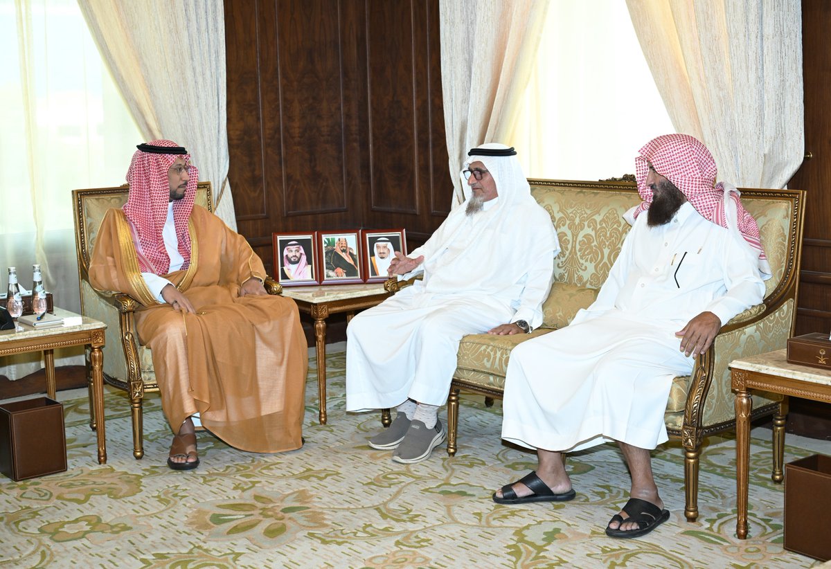 emartasir's tweet photo. سمو نائب أمير منطقة عسير الأمير خالد بن سطام بن سعود بن عبدالعزيز يستقبل الطالب عمر بن عبدالله الشهري، ويهنئه بحصوله على المركز الأول في مسابقة الملك محمد السادس الدولية لحفظ القرآن الكريم وتلاوته وتجويده وتفسيره، التي أُقيمت بالمملكة المغربية. https://t.co/2YpUqmyfw3