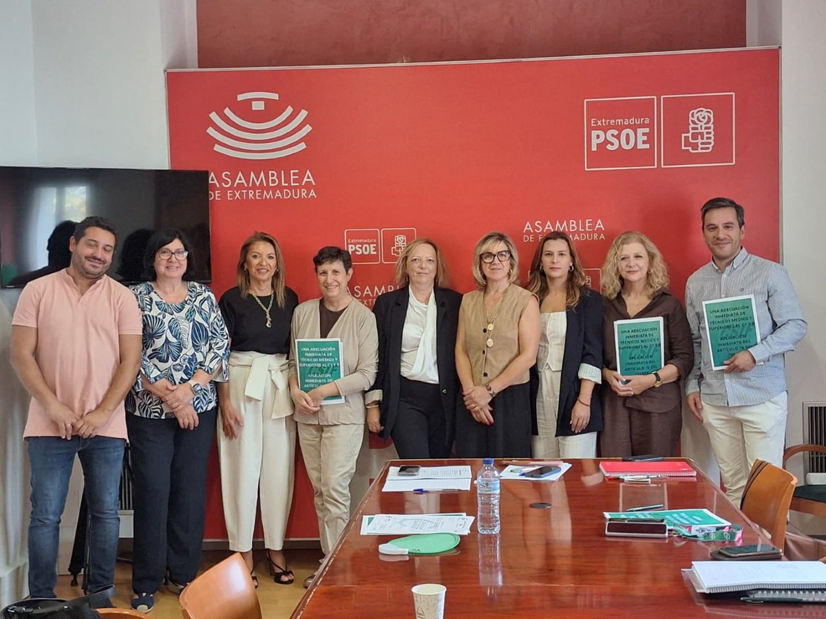 CSIFExtremadura's tweet photo. Este miércoles, @csifsanext se ha reunido con @GPSocialistaExt y le ha solicitado su apoyo en nuestra reivindicación de alcanzar la reclasificación de los Técnicos Superiores y Técnicos Medios del Servicio Extremeño de Salud en los grupos B y C1, respectivamente.
#CSIF+EsMás https://t.co/NGvoBUeBoN