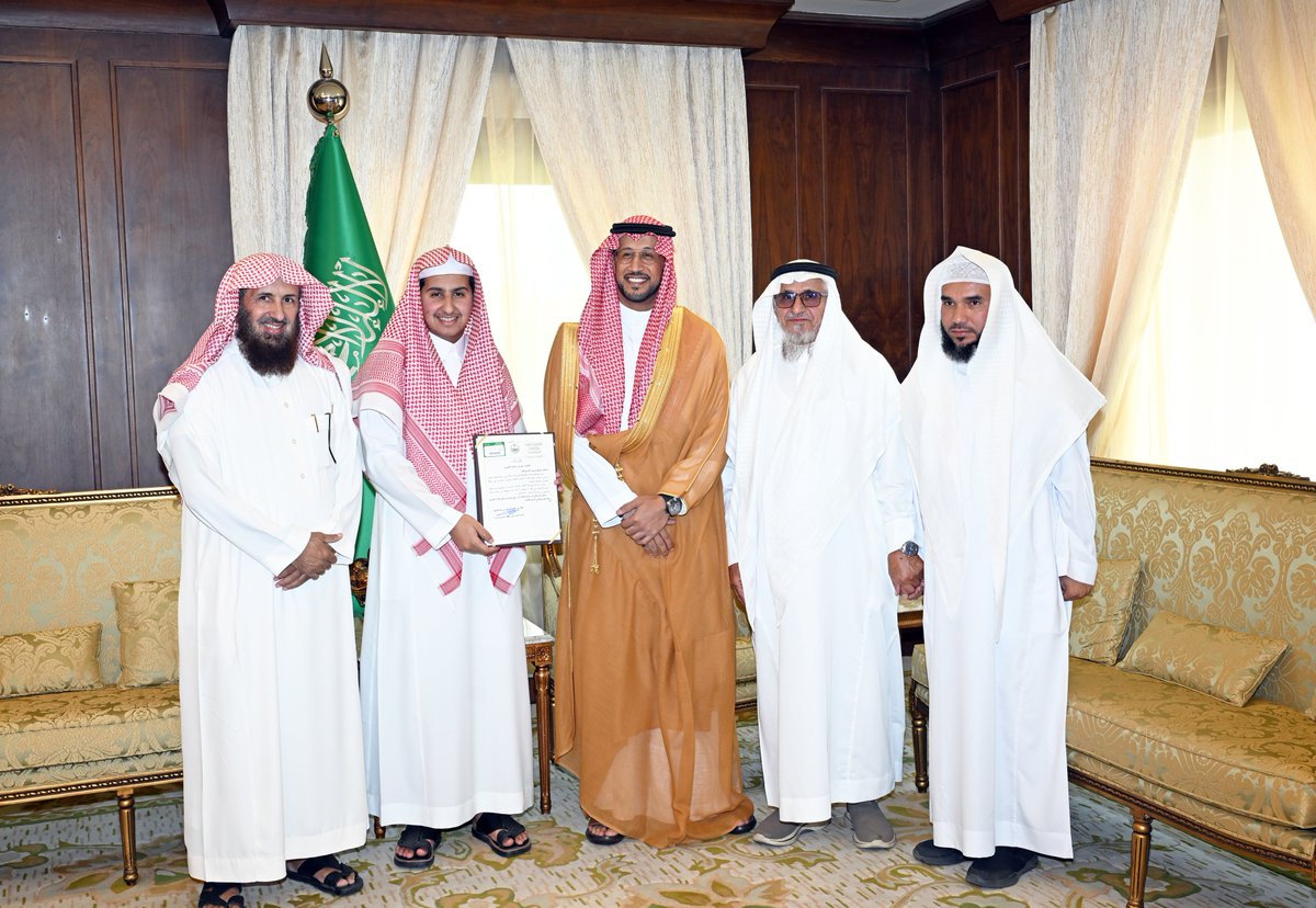 emartasir's tweet photo. سمو نائب أمير منطقة عسير الأمير خالد بن سطام بن سعود بن عبدالعزيز يستقبل الطالب عمر بن عبدالله الشهري، ويهنئه بحصوله على المركز الأول في مسابقة الملك محمد السادس الدولية لحفظ القرآن الكريم وتلاوته وتجويده وتفسيره، التي أُقيمت بالمملكة المغربية. https://t.co/2YpUqmyfw3