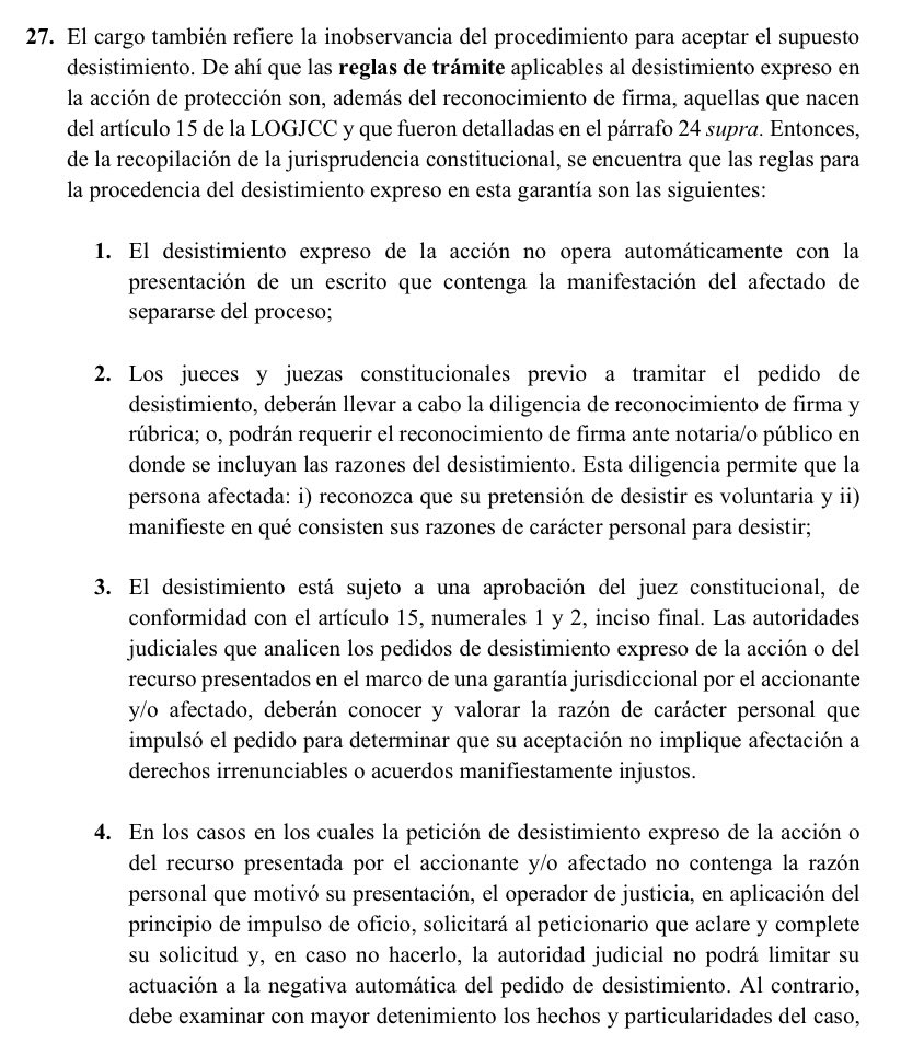 VeronicaLHM's tweet photo. 🔵Reglas para el desistimiento expreso en la acción de protección -  2026: 

1️⃣El desistimiento expreso de la acción no opera automáticamente con la presentación de un escrito que contenga la manifestación del afectado de separarse del proceso;

2️⃣Los jueces constitucionales previo a tramitar el pedido de desistimiento, deberán llevar a cabo la diligencia de reconocimiento de firma y rúbrica; o, podrán requerir el reconocimiento de firma ante notario público en donde se incluyan las razones del desistimiento. 

Esta diligencia permite que la persona afectada: 

i) reconozca que su pretensión de desistir es voluntaria y

ii) manifieste en qué consisten sus razones de carácter personal para desistir;

3️⃣El desistimiento está sujeto a una aprobación del juez constitucional, de conformidad con el Art. 15 numerales 1 y 2, inciso final. 

Los jueces que analicen los pedidos de desistimiento expreso de la acción o del recurso presentados en el marco de una garantía jurisdiccional por el accionante y/o afectado, deberán conocer y valorar la razones de carácter personal que impulsó el pedido para determinar que su aceptación no implique afectación a derechos irrenunciables o acuerdos manifiestamente injustos. 

4️⃣En los casos en los cuales la petición de desistimiento expreso de la acción o del recurso presentada por el accionante y/o afectado no contenga la razón personal que motivó su presentación, el juez, en aplicación del principio de impulso de oficio, solicitará al peticionario que aclare y complete su solicitud y, en caso de no hacerlo, el juez no podrá limitar su actuación a la negativa automática del pedido de desistimiento. 

Al contrario, debe examinar con mayor detenimiento los hechos y particularidades del caso, a fin de determinar si la terminación del proceso por la aceptación del desistimiento podrían llegar a afectar el ejercicio de derechos irrenunciables o, incluso, reflejar acuerdos manifiestamente injustos. 

Sentencia No. 559-24-EP/26