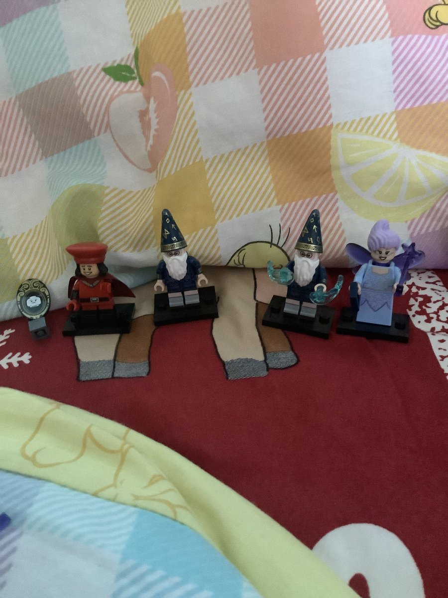 PeelyMaster's tweet photo. Today in the #hugcorner we are opening up some Shrek Lego Minifigures
We pulled 2 Merlins, Fairy Godmother and lord Farquard
We hope to get the big shrek house set at some point
#lego #shrek #blindbox #collectibles https://t.co/Vwp7Uc72iN