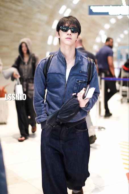 onlyyouten's tweet photo. ใส่แว่นตลอดทริปจนกลับ เพราะตาเจ็บ เอ็นดูเบบี๋อ่ะ เดินทางกลับปลอดภัยนะค้าบบบบบ สถานีต่อไปก็ทัวร์เมกาแล้วววว สู้ๆ

  TEN AT SAINT LAURENT SUMMER27  #TENforYSLPFW27 #SaintLaurentxTEN #Saintlaurent #YSL #ParisFashionWeek2026 https://t.co/K9g4lE0Nup