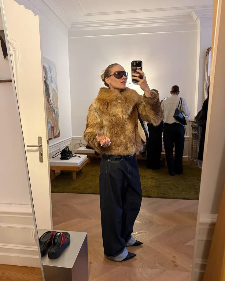 InfurMagazine's tweet photo. Why fox jackets putting their stamp on womenβs wardrobes?
#infur #infurmagazine #fur #furfashion #fallfashion #fallstyle #fashionweek #streetstylefashion #streetstyle #furstyle #style #wildfur #fox #foxfur #foxjacket #foxcoat #furjacket #aw26 #fw26 #aw #fw #mobwife https://t.co/eEbHESg1Yf
