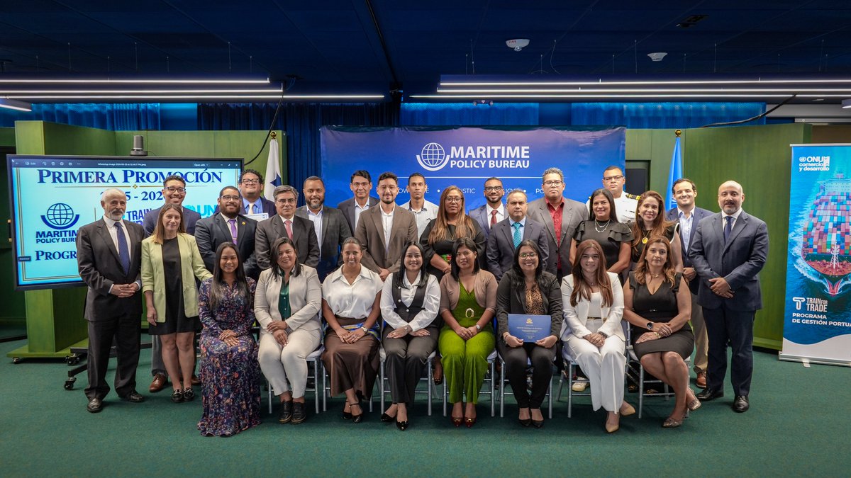 TrainForTrade's tweet photo. ⚓ Panamá 🇵🇦 celebra un hito en #GestiónPortuaria: 20 profesionales, incluidas 8 mujeres, culminaron 280h de formación y defendieron sus monografías ante un jurado nacional e internacional. 🇪🇸 Los mejores resultados participarán en un viaje de estudios a puertos españoles en 2027 https://t.co/9upaicLQB6