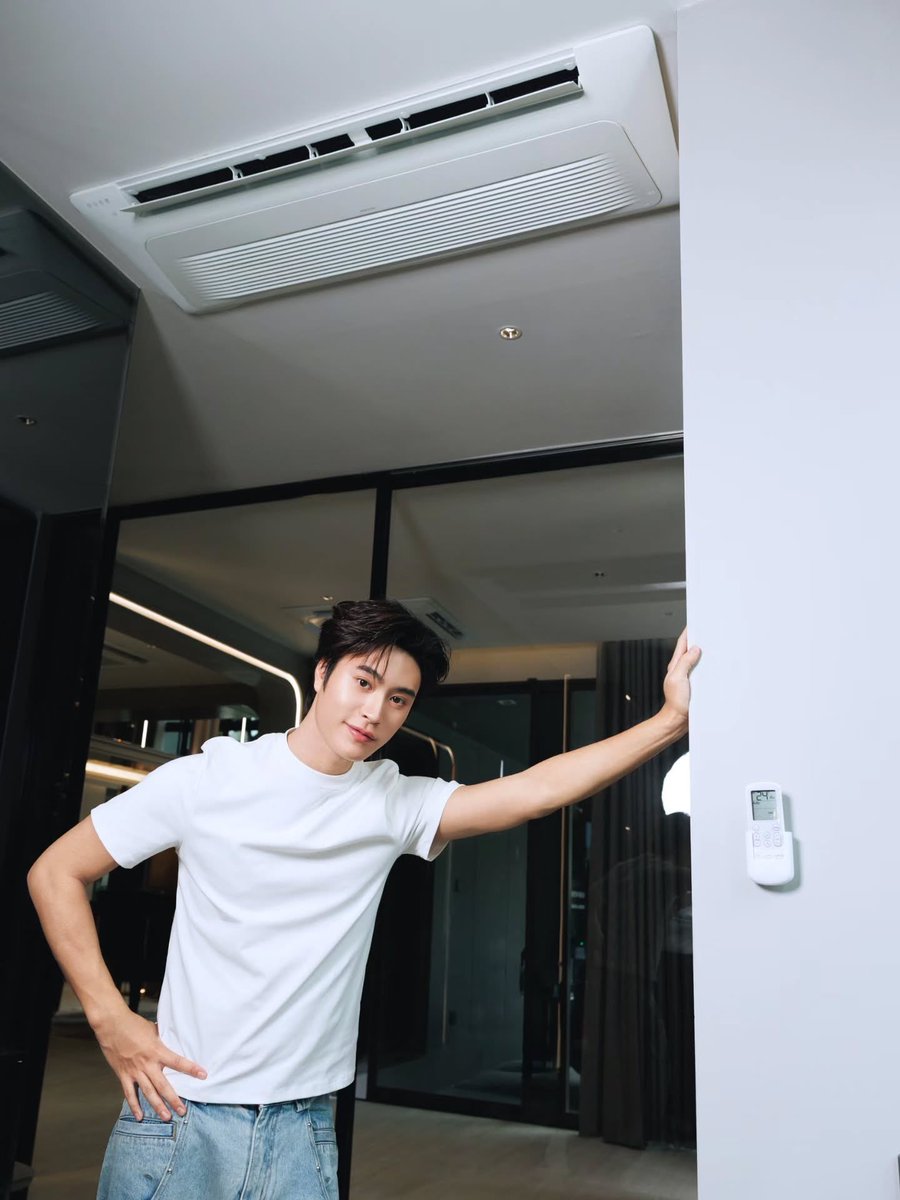 nus_gmnt's tweet photo. น้องเจม ขายทีวี ขายแอร์ ขายโทรศัพท์ จากซัมซุง ถ้างั้นขอเครื่องซักผ้า ไว้ซักเสื้อผ้า เพราะอยากใช้ บรีส ซักผ้า ขอตู้เย็น เพราะอยากแช่ แบรนด์ซุปไก่ โออิชิ แป๊ปซี่ พี่ซัมซุงจัดเครื่องใช้ไฟฟ้ามาให้น้องเจมขายอีกนะคับบบบ @SamsungThailand https://t.co/m91EzlhI8A