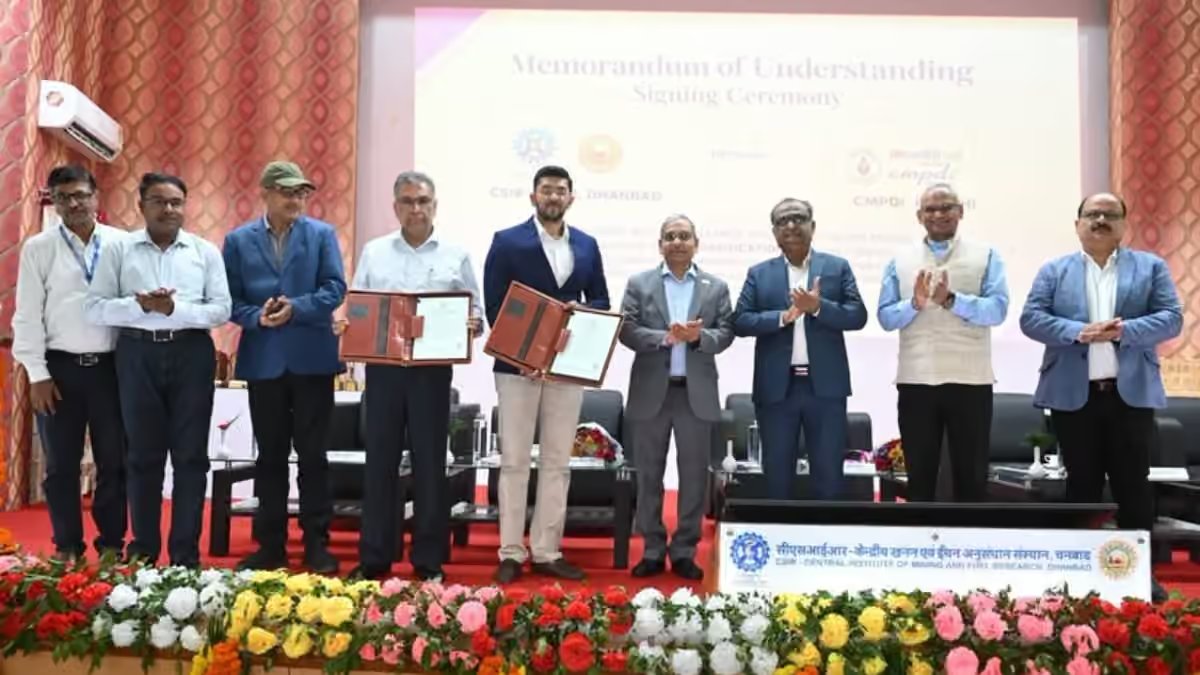 psuconnect's tweet photo. CMPDI and CSIR-CIMFR Sign MoU to Advance Coal Gasification in India
read more at:
https://t.co/cw8ozw8bze
#PSUConnect #CMPDI #CoalGasification #CleanCoal @cmpdil https://t.co/Y68WfALsku