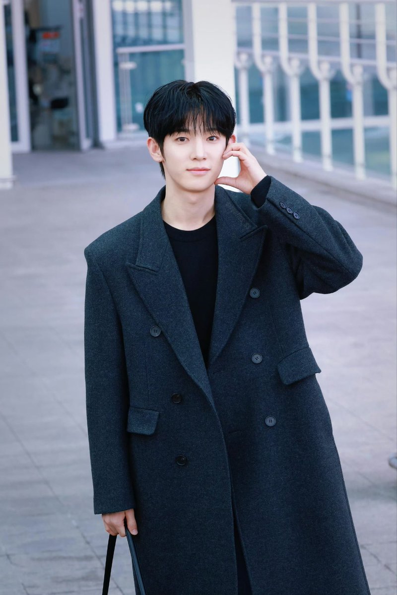 tcpgzv's tweet photo. Park Siwoo at fashion week is pure refreshment — clean, crisp, and effortlessly elegant. That small face, those sculpted features, and a presence that makes every look his own.

PARK SIWOO IN PARIS

#PARKSIWOO
#PARKSIWOOPFWSS27 https://t.co/7K7i5GaPvy