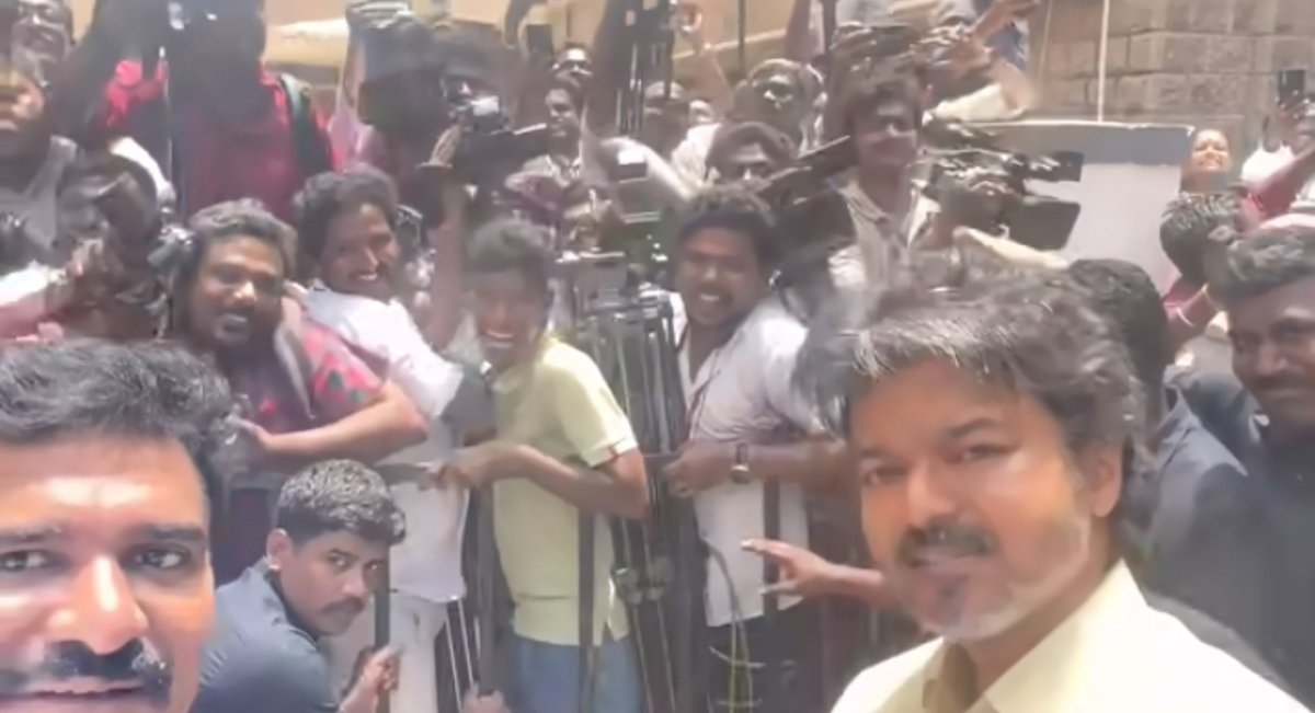 Sakthii_TVK's tweet photo. பத்திரிக்கையாளர்கள் மைக்க தூக்கி போட்டு தலைவானு கத்துறத இப்ப தான் டா பாக்குரேன்..😂 https://t.co/IIRQ9UqZmr