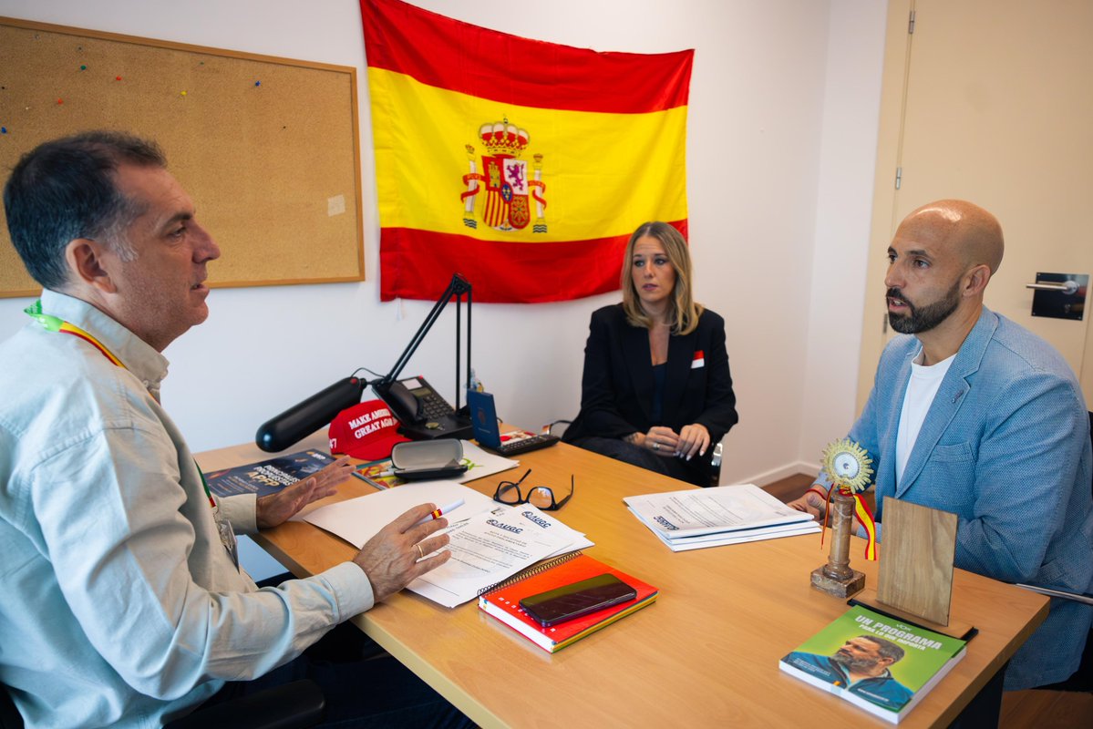 guidoprincesa's tweet photo. Esta mañana me he reunido con representantes de @AUGC_Comunica para tratar, entre otros temas, la jornada laboral, jubilación, Campo de Gibraltar y narco.
Siempre un placer recibir a Olaya y a Diego. https://t.co/5nivFo6EtL