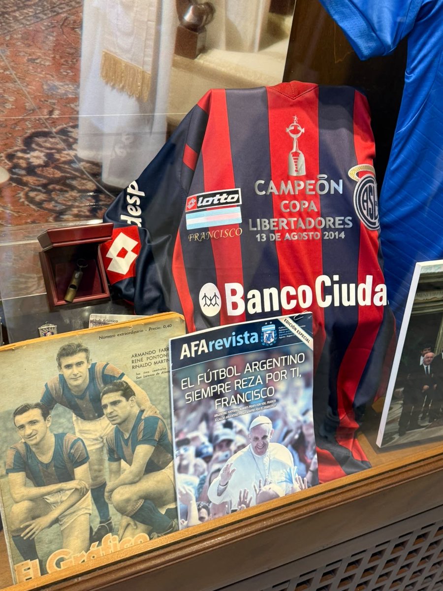 DebateSL's tweet photo. ⛪️🤩 La CAMISETA más linda de todas PRESENTE en el MUSEO del VATICANO. 

Siempre, #SanLorenzo 🔵🔴 https://t.co/XpvjouNqfb