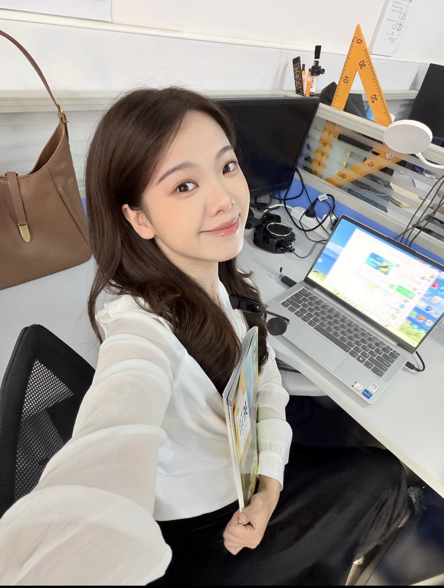 JessicaJacowem's tweet photo. 今天是英语老师，终于结束了今天的课程

接下来的7天假期怎么度过呢？会很闷

怎么办？那就来X发泄吧！！！

想要锐评我的福，流言111 就发！！！

绝对靓…看完就删！🥳 https://t.co/EKFgcJ8oap