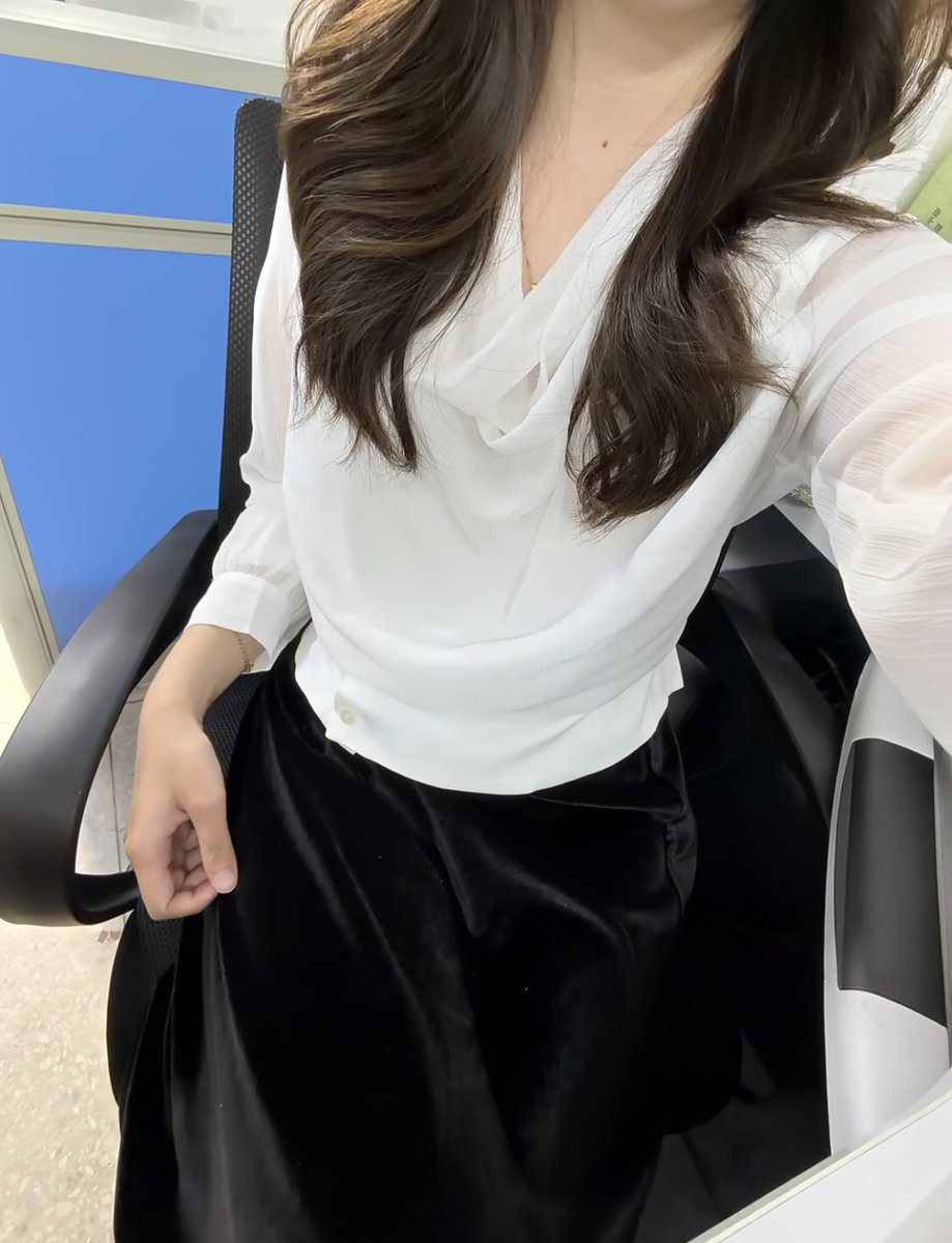 JessicaJacowem's tweet photo. 今天是英语老师，终于结束了今天的课程

接下来的7天假期怎么度过呢？会很闷

怎么办？那就来X发泄吧！！！

想要锐评我的福，流言111 就发！！！

绝对靓…看完就删！🥳 https://t.co/EKFgcJ8oap