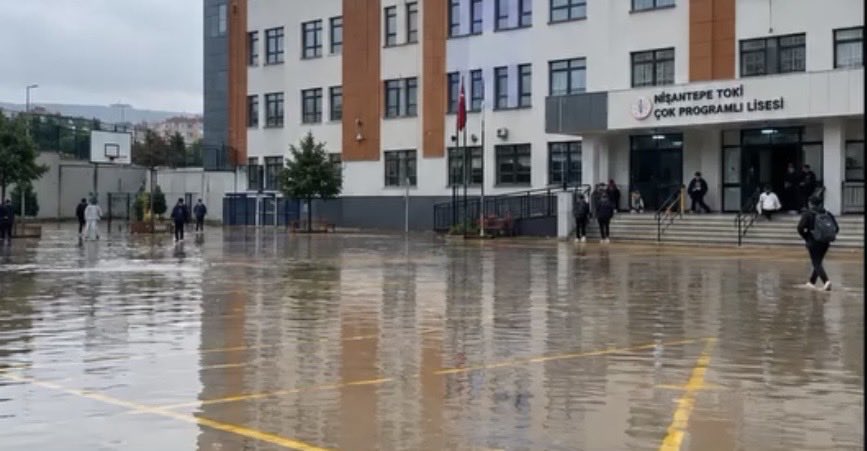 smailbilgi23715's tweet photo. @TC_istanbul @gul_davut Normal galiba ondan tatil olmadı 2 gündür bu şekilde Çekmeköy https://t.co/qoOKEYVGfa
