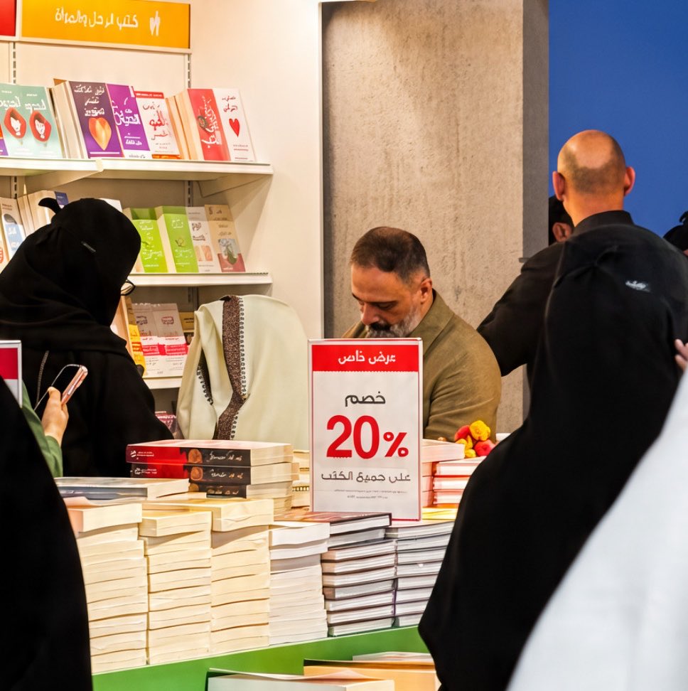 B7SHJ5's tweet photo. المشاهير يلي شفتهم في معرض الكتب🌟. https://t.co/zpSkexdCGV
