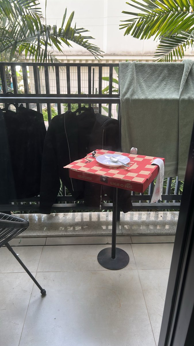 VidalzzCec's tweet photo. @ana_carolaaaa Tinha uma pizza filhadaputamente boa de pepperoni dentro dessa caixa https://t.co/AZ9sTRadod