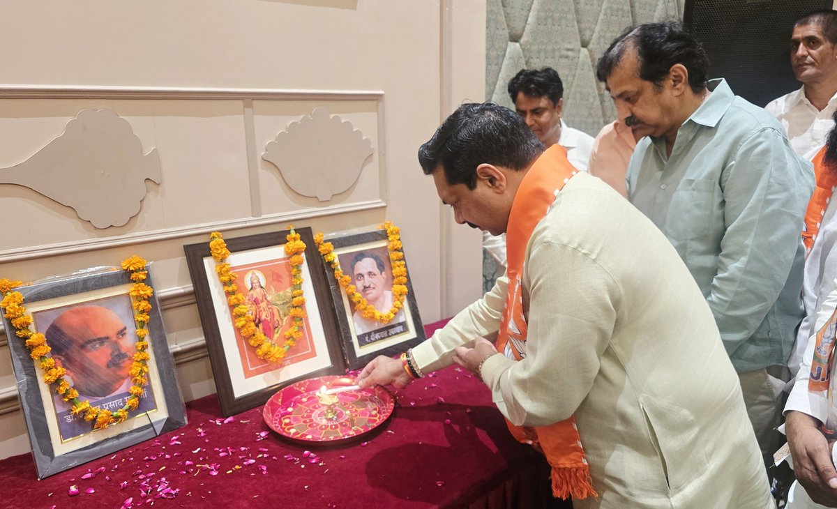 ajaeybjp's tweet photo. कार्यकर्ताओं ने ठाना है, पंचायत में भी कमल खिलाना है।

आज चंदवाजी में आगामी पंचायत चुनाव की तैयारियों को लेकर आयोजित जयपुर देहात उत्तर जिले के कार्यकर्ताओं की बैठक को सम्बोधित किया।

बैठक में जयपुर ग्रामीण लोकसभा सांसद श्री @RaoRajendraBJP जी, जिलाध्यक्ष श्री जितेन्द्र शर्मा जी, जिला प्रभारी श्री @BJPVimalKatiyar जी एवं प्रदेश मुख्य प्रवक्ता श्री @ramlalsharmabjp जी उपस्थित रहे।

@BJP4India @BJP4Rajasthan