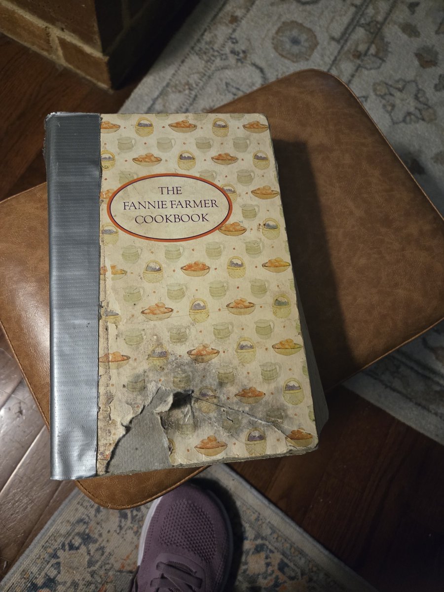 MadamQueen7072's tweet photo. #FavoriteCookbook 1972 edition, a wedding gift. #GoodEats https://t.co/V7nxzOZ5az