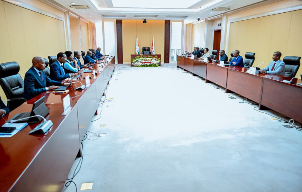 NtareHouse's tweet photo. Sous les auspices de Son Excellence @GeneralNeva, Chef de l'Etat Burundais, le Conseil des Ministres s'est réuni ce 30 septembre, au Palais @NtareHouse, pour analyser 8 points, parmi lesquels figurait "Le projet de décret portant alignement des institutions à statuts spéciaux à la politique salariale équitable".