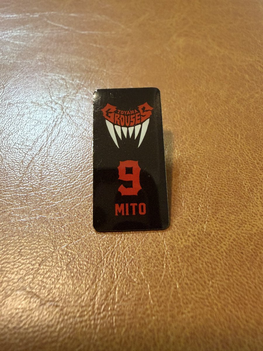 Moto_Basketball's tweet photo. 昨夜から今週末の富山ホーム開幕戦のスカウティングを始めた。

開幕節「信州 vs 富山」で、12月30日 vs三遠限りでの引退を表明している、水戸健史選手が帯同してない。
判定がどうのこうのより、コッチの方がショック。

アウェイには行かないのか…
アウェイ先で元チームメイトや、長年の対戦相手との御礼や労いの言葉などを伝えられる機会が、きっとあるんだと思っていた。

きっとアウェイ先でも、ファン・ブースターから19年間戦った功績を称えられ、大きな拍手を浴びるんだと思っていた。

そうしないといけないって思っていたのは、オレだけなのかな…

【水戸健史ラスト試合まで】
「あと26試合」
「ホームはあと14試合」