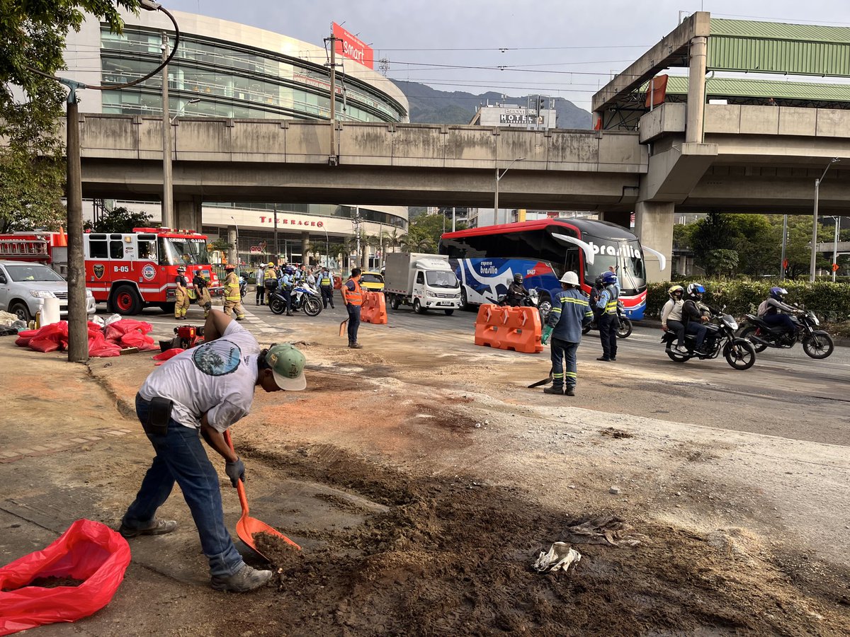 muevetebello's tweet photo. Tras garantizar las condiciones de seguridad vial, se habilita el paso en la glorieta de Niquía, hacia La variante, que estuvo cerrada en la madrugada por siniestro vial y derrame de combustible https://t.co/eqoFy0fxcW