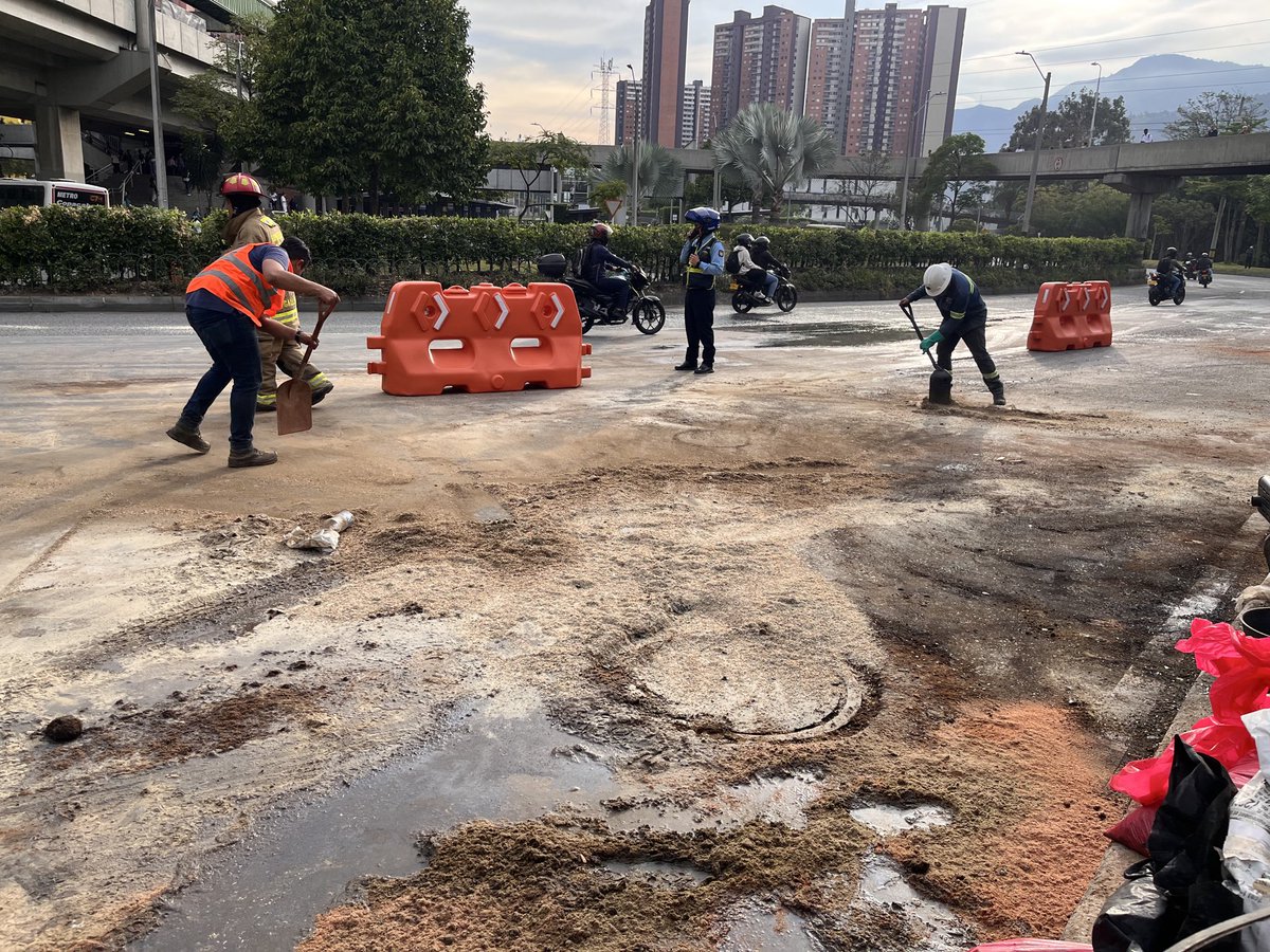 muevetebello's tweet photo. Tras garantizar las condiciones de seguridad vial, se habilita el paso en la glorieta de Niquía, hacia La variante, que estuvo cerrada en la madrugada por siniestro vial y derrame de combustible https://t.co/eqoFy0fxcW