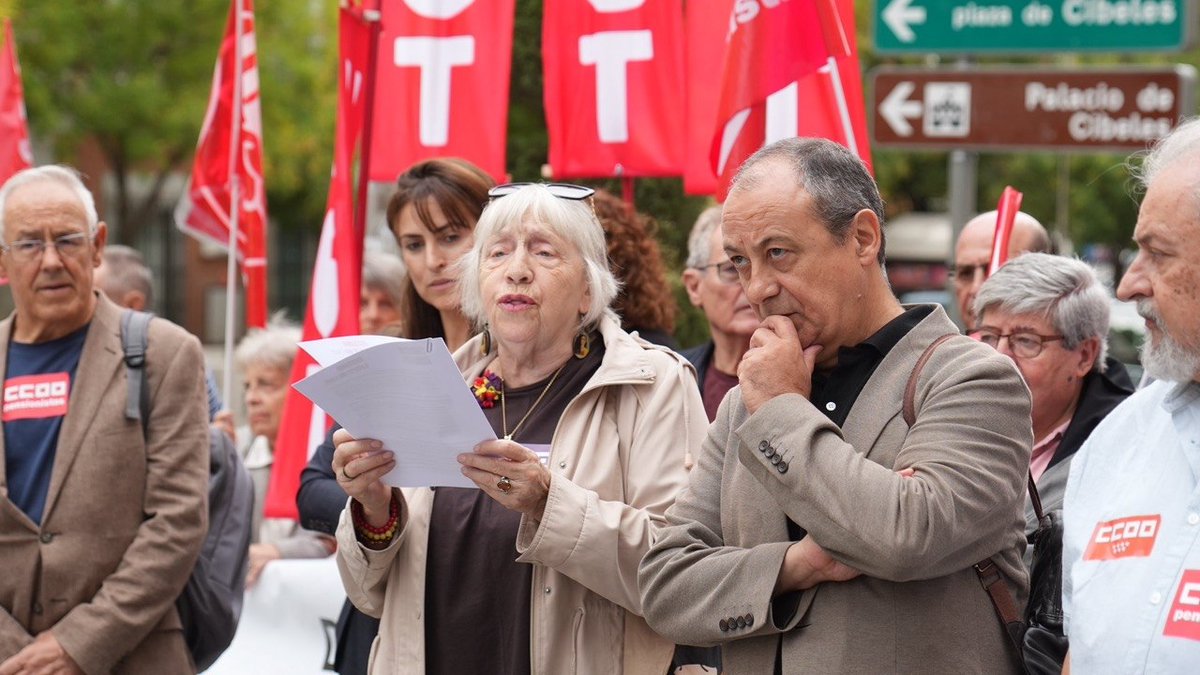 pensCCOO's tweet photo. Concentración frente al @Congreso_Es por el Día Internacional de las Personas Mayores
#1deOctubre #DiaInternacionalPersonasMayores.
@CCOO @UGT_Comunica @carlosbravofdez @sumar @J_Sepulveda_ @pensCCOOMadrid.
https://t.co/mnSJ1tHXJ9 https://t.co/KeaX20H2zh