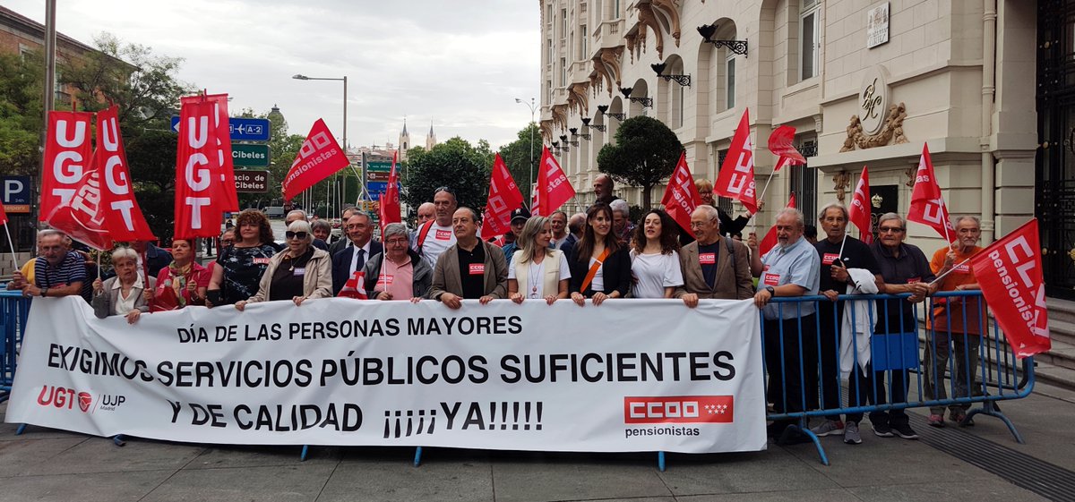 pensCCOO's tweet photo. Concentración frente al @Congreso_Es por el Día Internacional de las Personas Mayores
#1deOctubre #DiaInternacionalPersonasMayores.
@CCOO @UGT_Comunica @carlosbravofdez @sumar @J_Sepulveda_ @pensCCOOMadrid.
https://t.co/mnSJ1tHXJ9 https://t.co/KeaX20H2zh