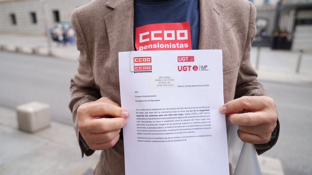 pensCCOO's tweet photo. Concentración frente al @Congreso_Es por el Día Internacional de las Personas Mayores
#1deOctubre #DiaInternacionalPersonasMayores.
@CCOO @UGT_Comunica @carlosbravofdez @sumar @J_Sepulveda_ @pensCCOOMadrid.
https://t.co/mnSJ1tHXJ9 https://t.co/KeaX20H2zh