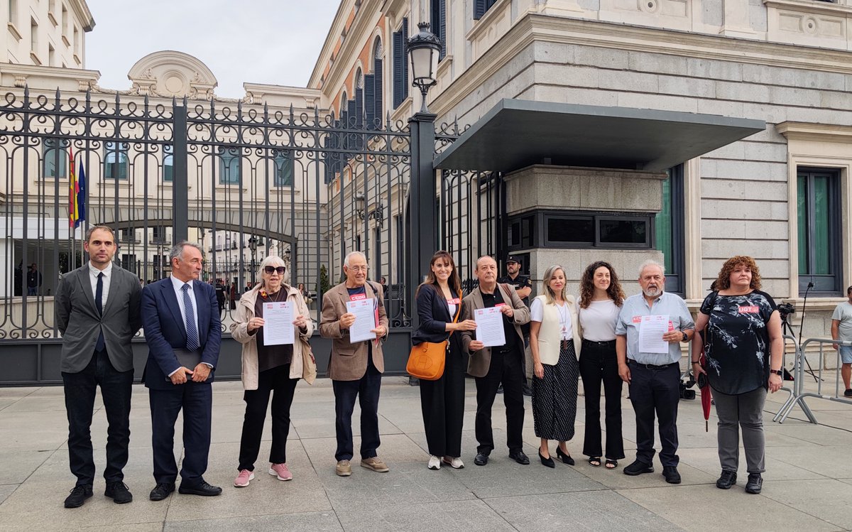 pensCCOO's tweet photo. Concentración frente al @Congreso_Es por el Día Internacional de las Personas Mayores
#1deOctubre #DiaInternacionalPersonasMayores.
@CCOO @UGT_Comunica @carlosbravofdez @sumar @J_Sepulveda_ @pensCCOOMadrid.
https://t.co/mnSJ1tHXJ9 https://t.co/KeaX20H2zh